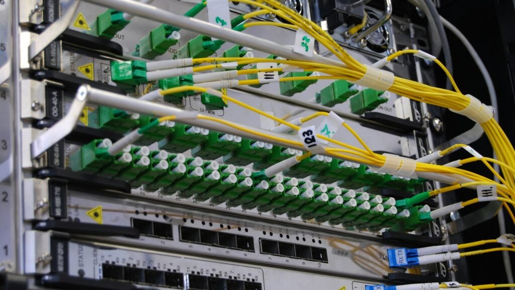 Câbles de fibre optique branchés sur un commutateur réseau dans une baie de serveurs