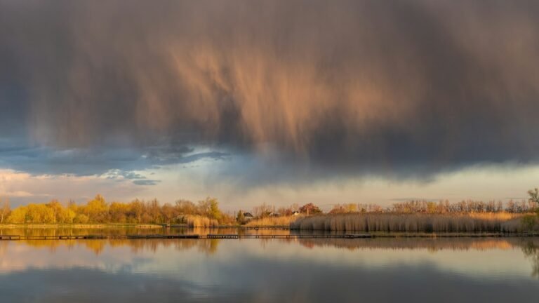 Gros nuage suspendu au-dessus d'une étendue d'eau