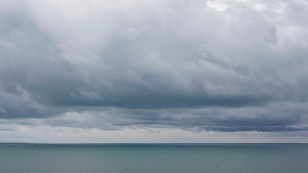 Océan bleu sous des nuages blancs
