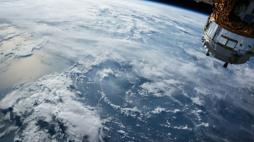 La Terre vue de l'espace avec un satellite en orbite