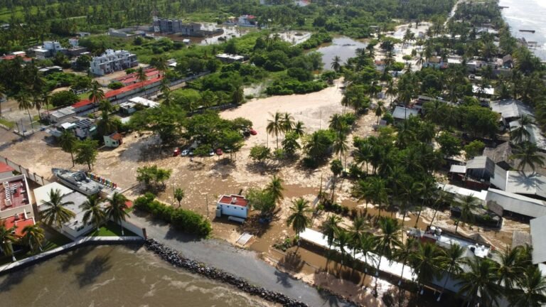Vue aérienne d'une ville côtière inondée jonchée de débris