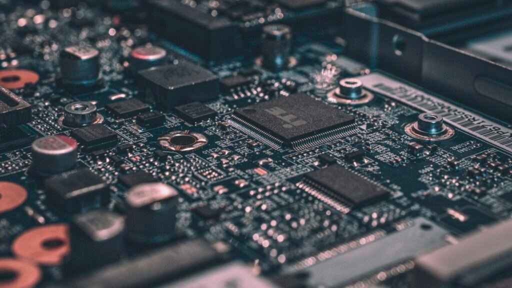 Gros plan sur un circuit imprimé noir et ses composants