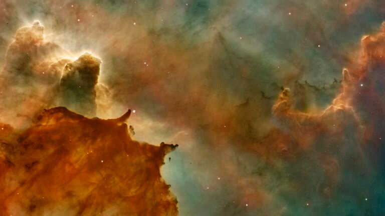 Nébuleuse colorée parsemée d'étoiles dans l'espace profond